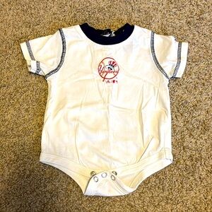 New York Yankees/NYY Bodysuit (Size 3-6 Months)